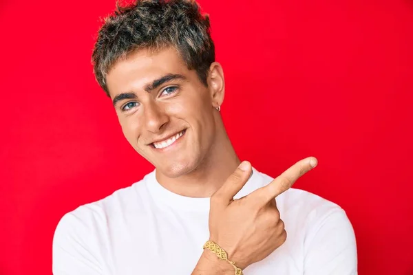 Joven Hombre Guapo Vistiendo Camiseta Blanca Casual Sonriendo Alegre Señalando —  Fotos de Stock