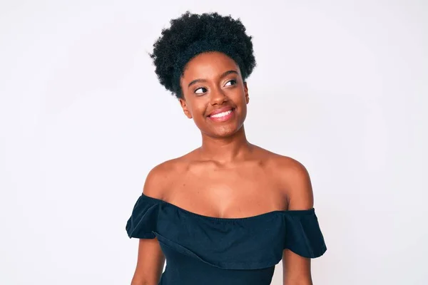 Νεαρή Αφροαμερικάνα Που Φοράει Καθημερινά Ρούχα Κοιτώντας Αλλού Χαμόγελο Στο — Φωτογραφία Αρχείου