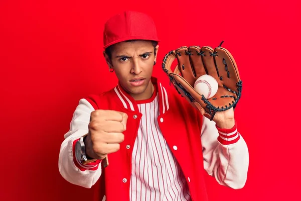 Jovem Americano Africano Vestindo Uniforme Beisebol Segurando Golve Bola Irritado — Fotografia de Stock