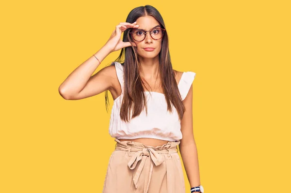 Ung Latinamerikansk Kvinna Casual Kläder Och Glasögon Orolig Och Stressad — Stockfoto