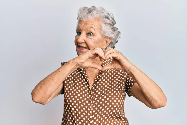 Mulher Cabelos Grisalhos Sênior Vestindo Roupas Casuais Sorrindo Amor Fazendo — Fotografia de Stock