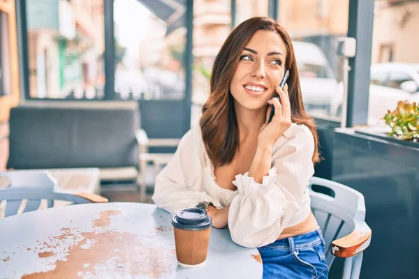 Joven Mujer Hispana Sonriendo Feliz Usando Smartphone Sentado Terraza Cafetería — Foto de Stock