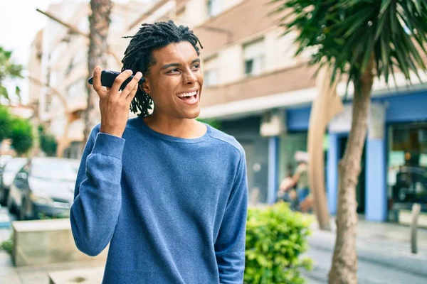 Νεαρός Αφροαμερικάνος Χαμογελώντας Χαρούμενος Ακούγοντας Ηχητικό Μήνυμα Χρησιμοποιώντας Smartphone Στο — Φωτογραφία Αρχείου