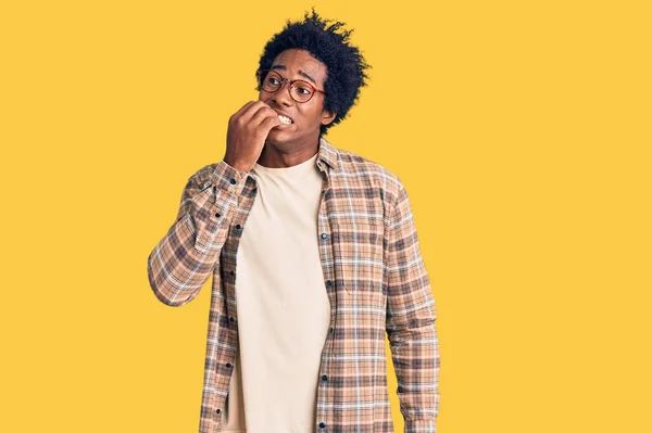 Handsome African American Man Afro Hair Wearing Casual Clothes Glasses — Stock Photo, Image