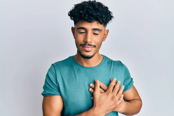 Homem Bonito Árabe Jovem Vestindo Roupas Casuais Sorrindo Com Mãos — Fotografia de Stock