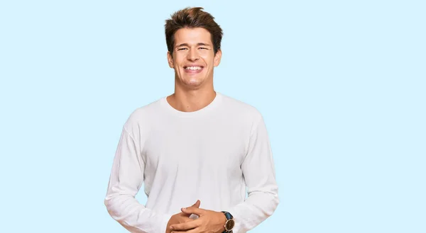 Hombre Caucásico Guapo Usando Suéter Blanco Casual Con Una Sonrisa — Foto de Stock