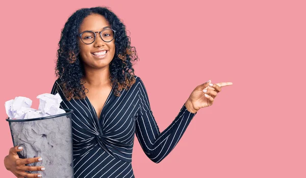 Jovem Afro Americana Segurando Caixa Papel Cheia Papéis Amassados Sorrindo — Fotografia de Stock