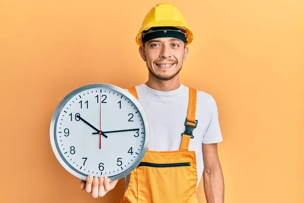 Junger Hispanischer Mann Bauuniform Mit Großer Uhr Die Positiv Und — Stockfoto