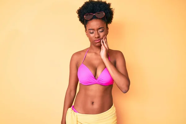 Genç Afro Amerikalı Kadın Diş Ağrısı Diş Hastalığından Dolayı Bikini — Stok fotoğraf