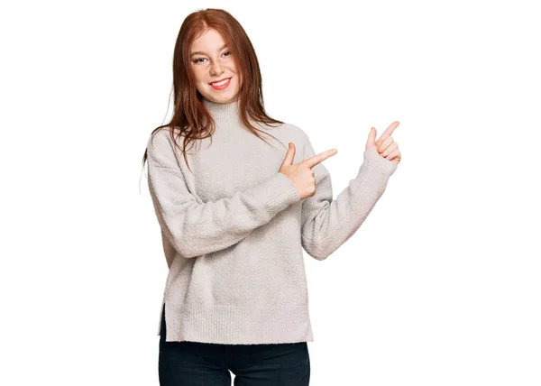 Joven Leyó Cabeza Mujer Con Suéter Casual Invierno Sonriendo Mirando —  Fotos de Stock