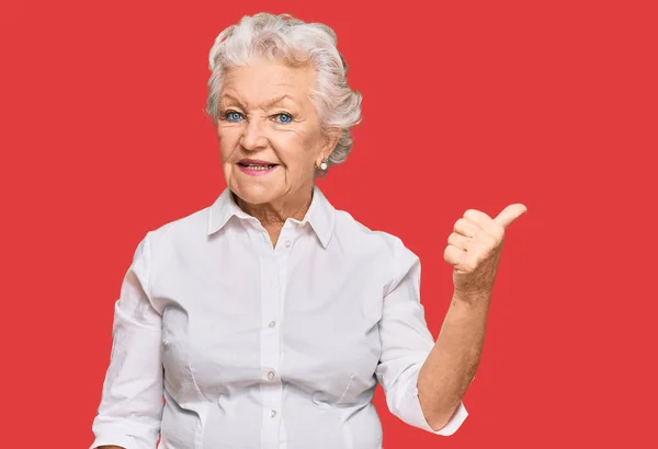 Senior Mulher Cabelos Grisalhos Vestindo Roupas Casuais Sorrindo Com Rosto — Fotografia de Stock