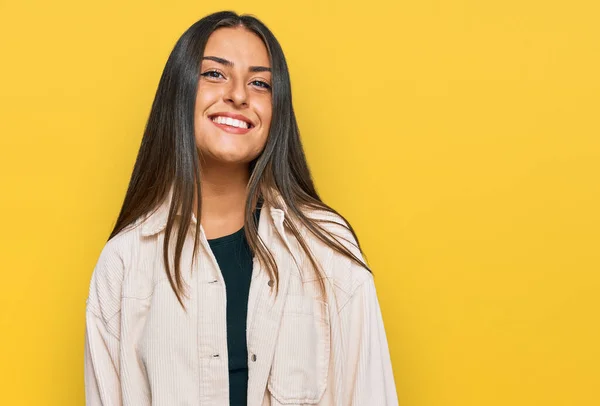 Mooie Latino Vrouw Dragen Casual Kleding Kijken Positief Gelukkig Staan — Stockfoto