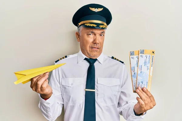Pohledný Pilot Středního Věku Drží Papírové Letadlo Palubní Lístek Bezradný — Stock fotografie