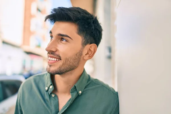 Genç Latin Adam Gülümsüyor Şehrin Duvarına Yaslanmış Mutlu Bir Şekilde — Stok fotoğraf