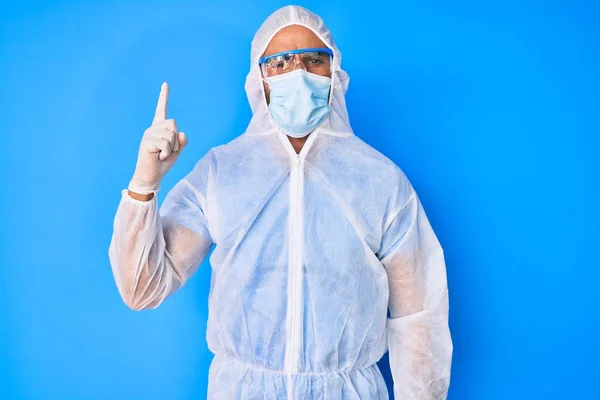 Junger Hispanischer Mann Doktor Coronavirus Schutzuniform Zeigt Mit Erhobenem Zeigefinger — Stockfoto