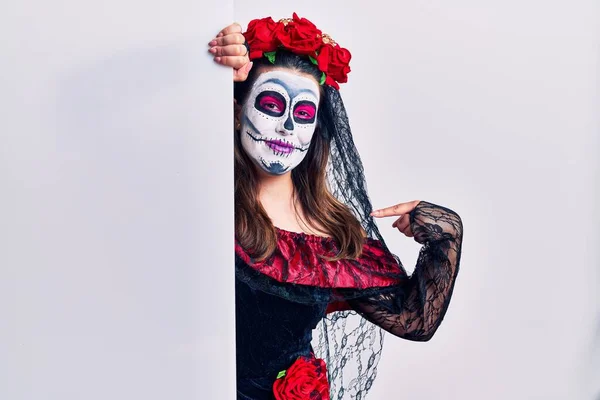 Молодая Женщина Одетая День Смерти Держит Пустой Баннер Уверенно Выглядящий — стоковое фото