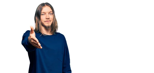 Hombre Caucásico Guapo Con Pelo Largo Usando Suéter Invierno Casual —  Fotos de Stock