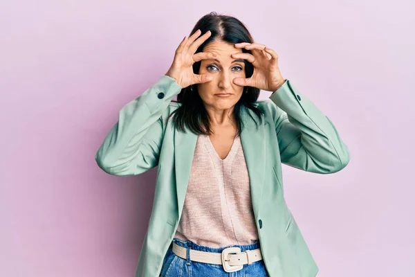 Middelbare Leeftijd Brunette Vrouw Dragen Casual Kleding Proberen Ogen Openen — Stockfoto