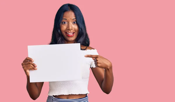 Menina Indiana Jovem Segurando Banner Vazio Branco Sorrindo Feliz Apontando — Fotografia de Stock