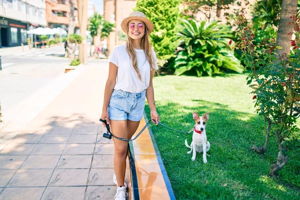 Junge Schöne Blonde Frau Geht Einem Sommertag Mit Dem Hund — Stockfoto