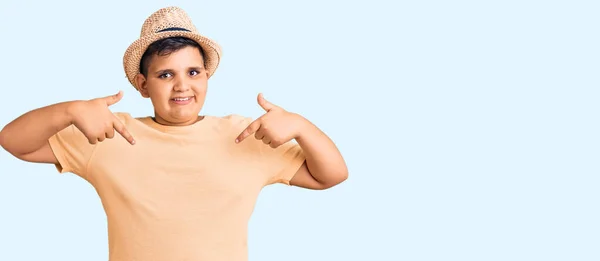 Little Boy Kid Wearing Summer Hat Hawaiian Swimsuit Looking Confident — Stock Photo, Image