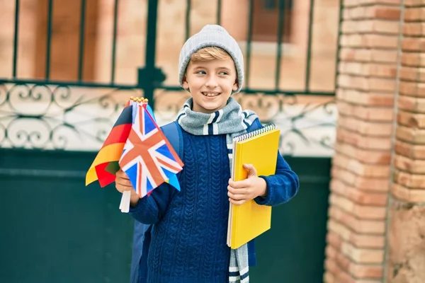 Adorável Garoto Estudante Loiro Sorrindo Feliz Segurando Bandeiras Diferentes Países — Fotografia de Stock