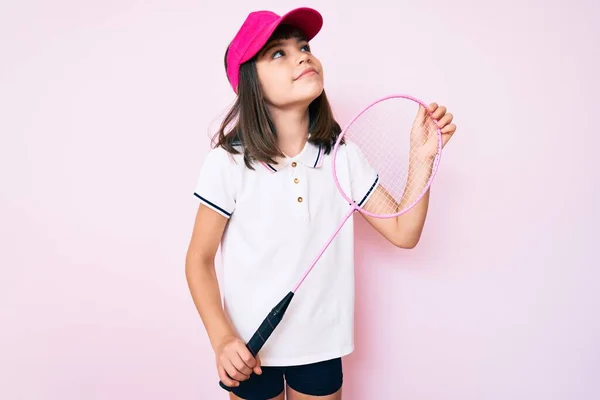 Giovane Bambina Con Bang Tenendo Racchetta Badminton Sorridente Guardando Lato — Foto Stock