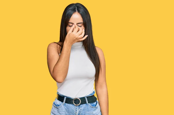 Jovem Bela Menina Hispânica Vestindo Roupas Casuais Cansado Esfregando Nariz — Fotografia de Stock