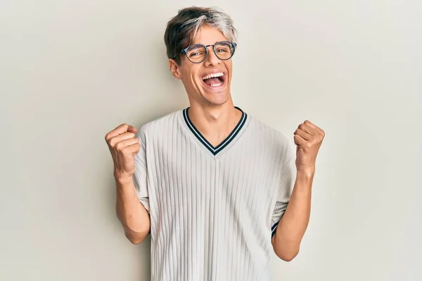 Mladý Hispánec Neformálních Šatech Brýlích Oslavující Překvapení Úžas Nad Úspěchem — Stock fotografie
