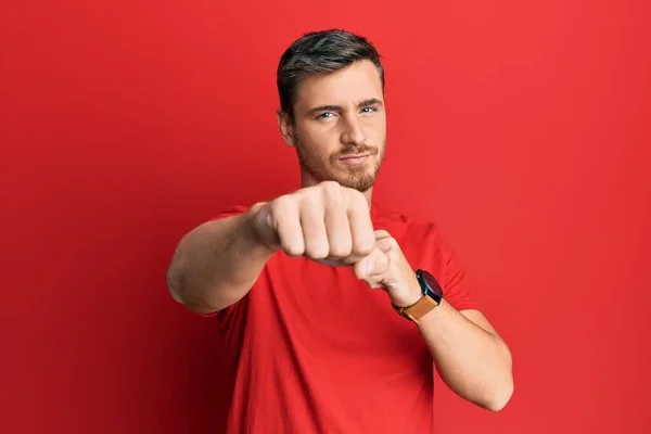 Bonito Caucasiano Vestindo Casual Tshirt Vermelha Punho Punho Para Lutar — Fotografia de Stock