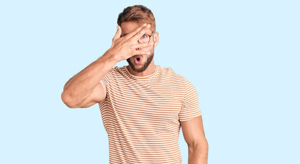 Jeune Homme Caucasien Portant Des Vêtements Décontractés Des Lunettes Regardant — Photo