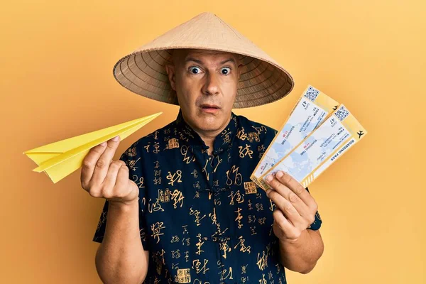 Mann Mittleren Alters Mit Glatze Und Traditionellem Asiatischen Hut Der — Stockfoto