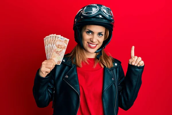 Mujer Joven Hispana Con Casco Moto Sosteniendo Liras Turcas Sonriendo —  Fotos de Stock