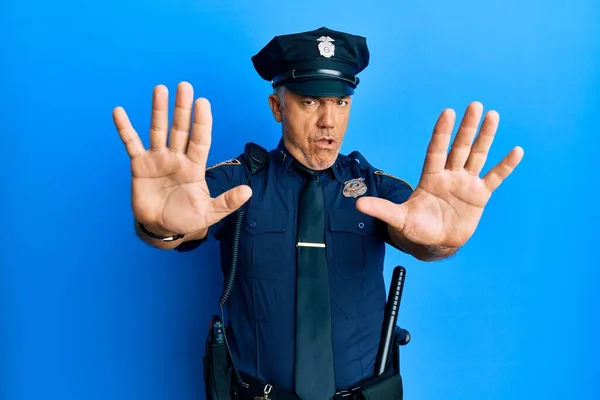 Fešák Středního Věku Dospělý Muž Policejní Uniformě Dělat Stop Gesto — Stock fotografie
