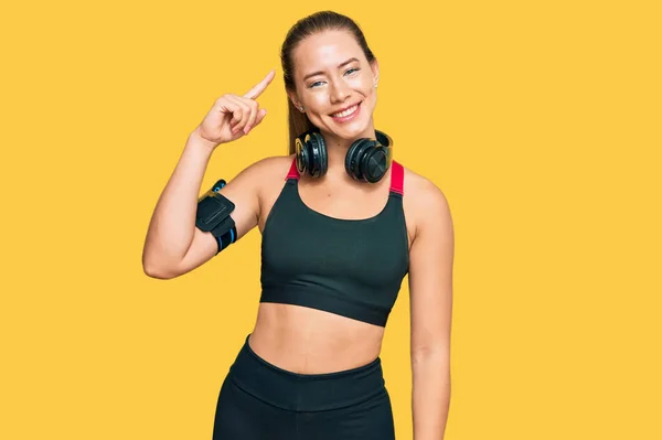 Mulher Loira Bonita Vestindo Roupas Ginástica Usando Fones Ouvido Sorrindo — Fotografia de Stock