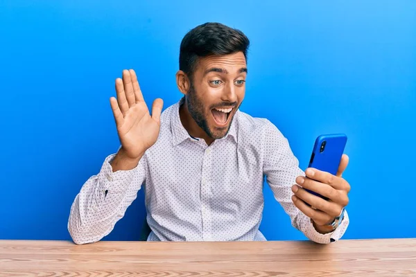 Bell Uomo Ispanico Che Videochiamate Salutando Smartphone Sorridendo Ridendo Forte — Foto Stock