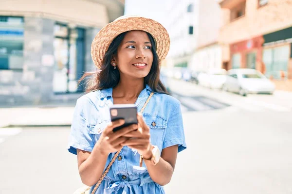 Mujer India Joven Sonriendo Feliz Usando Teléfono Inteligente Ciudad — Foto de Stock