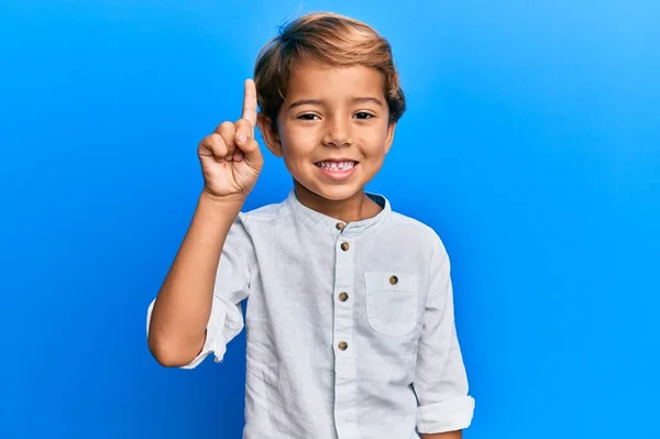 Adorable Niño Latino Usando Ropa Casual Sonriendo Con Una Idea — Foto de Stock