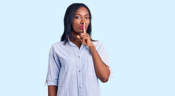 Jonge Afro Amerikaanse Vrouw Casual Kleding Die Vraagt Stil Zijn — Stockfoto