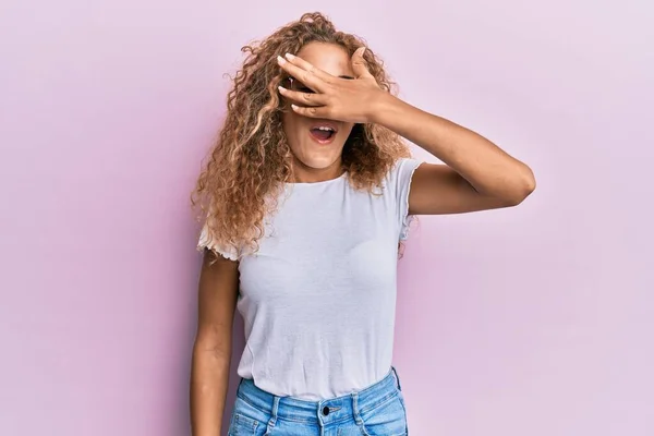 Menina Adolescente Branca Bonita Vestindo Camiseta Branca Sobre Fundo Rosa — Fotografia de Stock