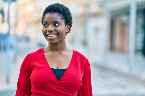 Genç Afrikalı Amerikalı Kadın Gülümseyerek Şehirde Mutlu Mesut Duruyor — Stok fotoğraf