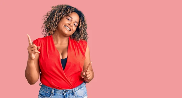 Молодой Африканский Американец Плюс Размер Женщины Носить Случайный Стиль Рубашкой — стоковое фото