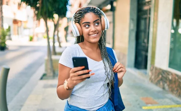 Joven Estudiante Afroamericana Sonriendo Feliz Usando Smartphone Campus Universitario — Foto de Stock