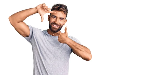Joven Hombre Hispano Vistiendo Ropa Casual Sonriendo Haciendo Marco Con —  Fotos de Stock
