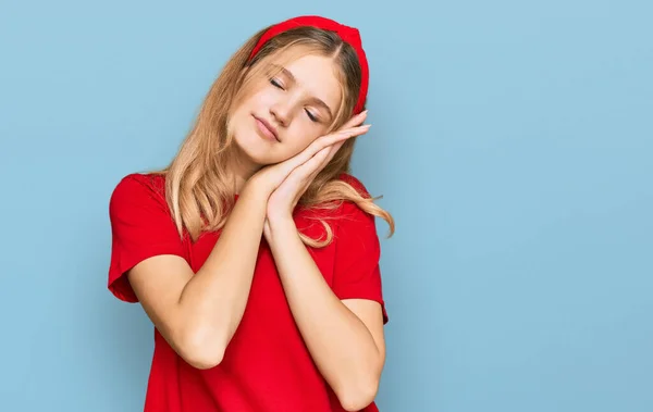 Hermosa Chica Caucásica Joven Con Camiseta Roja Casual Durmiendo Cansado —  Fotos de Stock