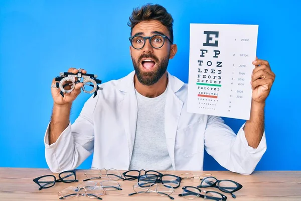 Młody Hiszpan Okularach Optometrycznych Papierze Literami Świętującymi Szaleństwo Zdumiony Sukcesem — Zdjęcie stockowe