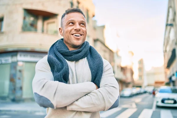 Ung Kaukasisk Man Ler Glad Promenader Stan — Stockfoto