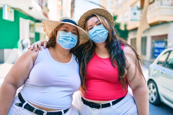 Dois Size Irmãs Com Sobrepeso Gêmeos Mulheres Usando Máscara Segurança — Fotografia de Stock