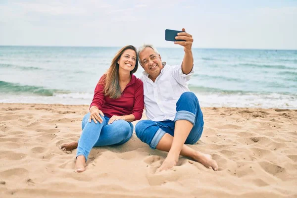 Middelbare Leeftijd Hispanic Paar Glimlachen Gelukkig Maken Selfie Door Smartphone — Stockfoto