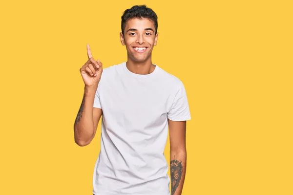 Jovem Homem Afro Americano Bonito Vestindo Camiseta Branca Casual Mostrando — Fotografia de Stock